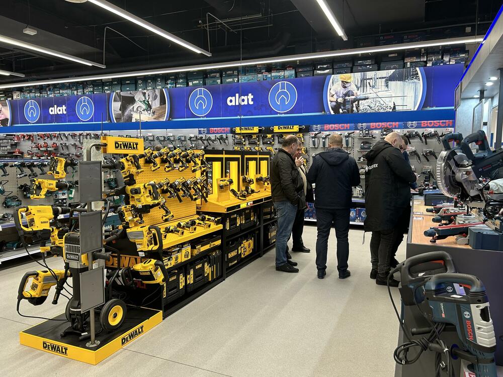 <p><em>Novi Sad, 15. decembar &ndash; Kompanija Okov nastavlja uspješnu regionalnu ekspanziju. Građani Novog Sada sa oduševljenjem su dočekali otvaranje Okov prodajnog centra, trećeg na tržištu Srbije na kom ova kompanija sa uspjehom posluje od 2019. godine.</em></p>