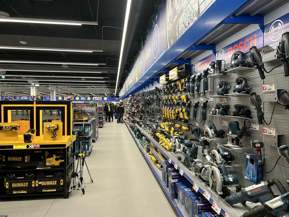 <p><em>Novi Sad, 15. decembar &ndash; Kompanija Okov nastavlja uspješnu regionalnu ekspanziju. Građani Novog Sada sa oduševljenjem su dočekali otvaranje Okov prodajnog centra, trećeg na tržištu Srbije na kom ova kompanija sa uspjehom posluje od 2019. godine.</em></p>