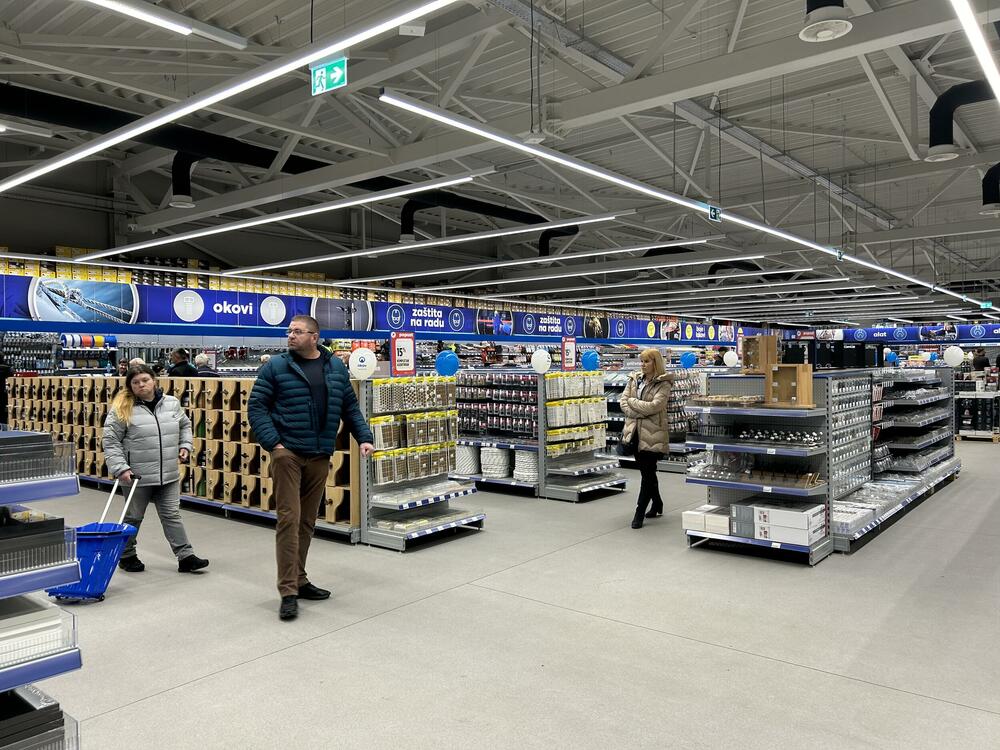 <p><em>Novi Sad, 15. decembar &ndash; Kompanija Okov nastavlja uspješnu regionalnu ekspanziju. Građani Novog Sada sa oduševljenjem su dočekali otvaranje Okov prodajnog centra, trećeg na tržištu Srbije na kom ova kompanija sa uspjehom posluje od 2019. godine.</em></p>