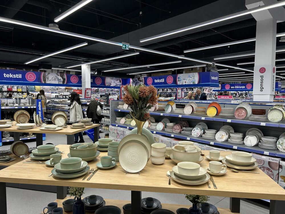 <p><em>Novi Sad, 15. decembar &ndash; Kompanija Okov nastavlja uspješnu regionalnu ekspanziju. Građani Novog Sada sa oduševljenjem su dočekali otvaranje Okov prodajnog centra, trećeg na tržištu Srbije na kom ova kompanija sa uspjehom posluje od 2019. godine.</em></p>