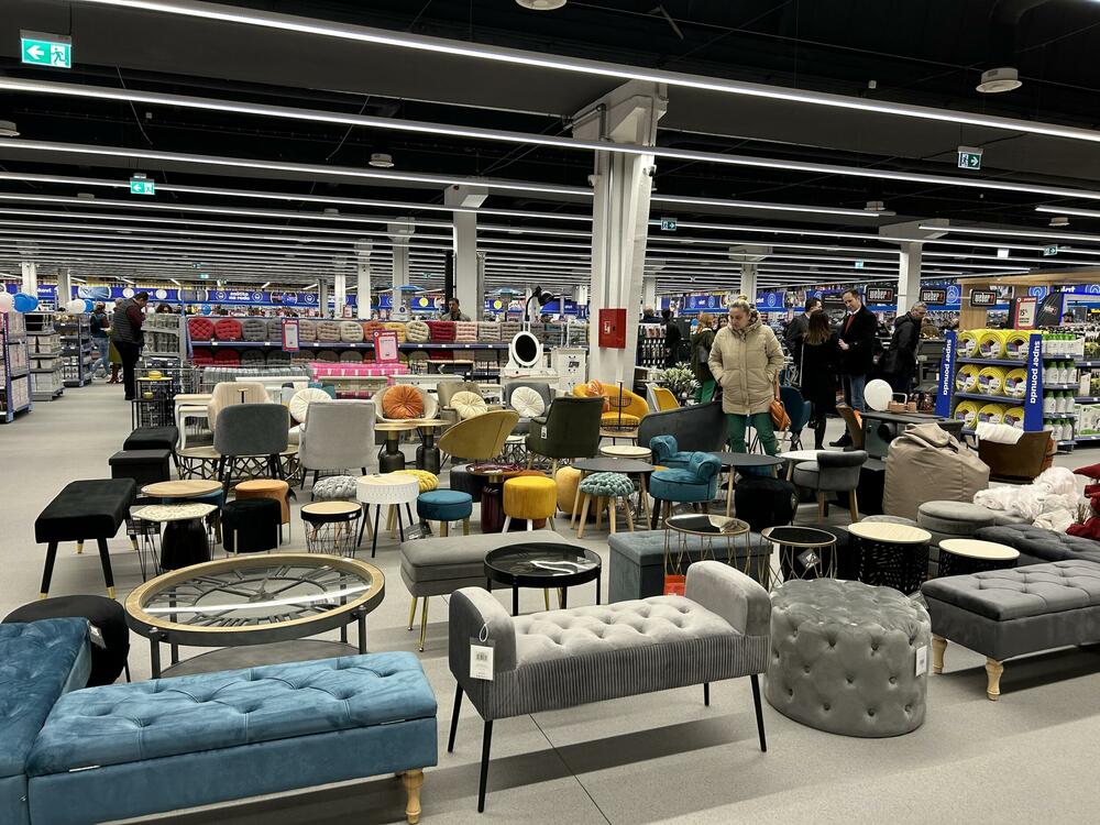 <p><em>Novi Sad, 15. decembar &ndash; Kompanija Okov nastavlja uspješnu regionalnu ekspanziju. Građani Novog Sada sa oduševljenjem su dočekali otvaranje Okov prodajnog centra, trećeg na tržištu Srbije na kom ova kompanija sa uspjehom posluje od 2019. godine.</em></p>