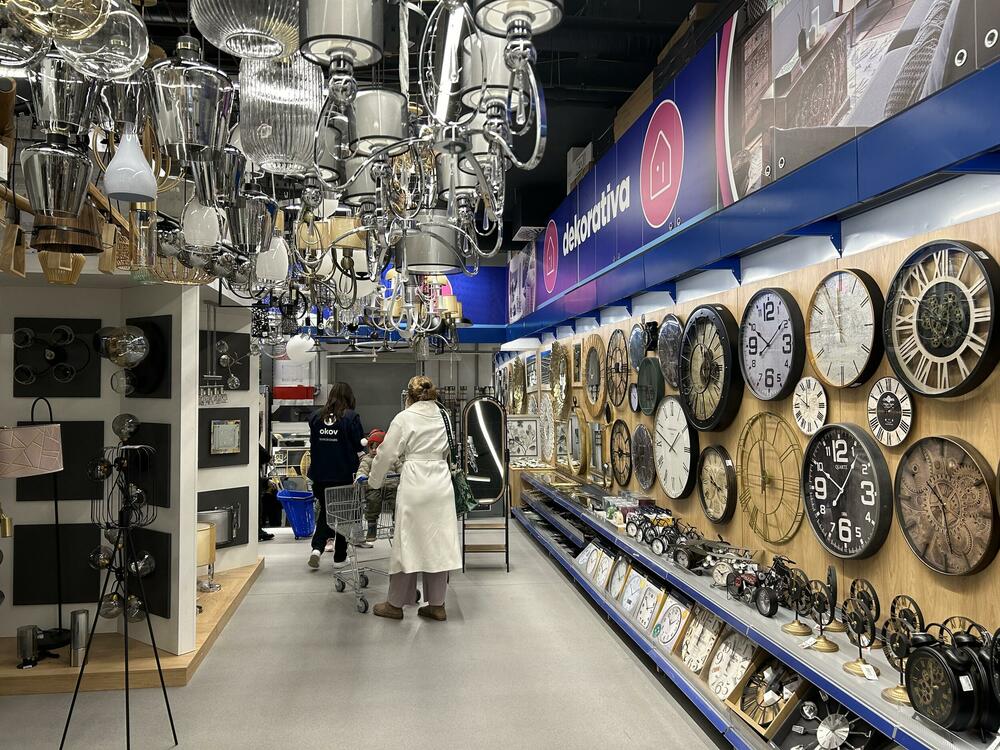 <p><em>Novi Sad, 15. decembar &ndash; Kompanija Okov nastavlja uspješnu regionalnu ekspanziju. Građani Novog Sada sa oduševljenjem su dočekali otvaranje Okov prodajnog centra, trećeg na tržištu Srbije na kom ova kompanija sa uspjehom posluje od 2019. godine.</em></p>