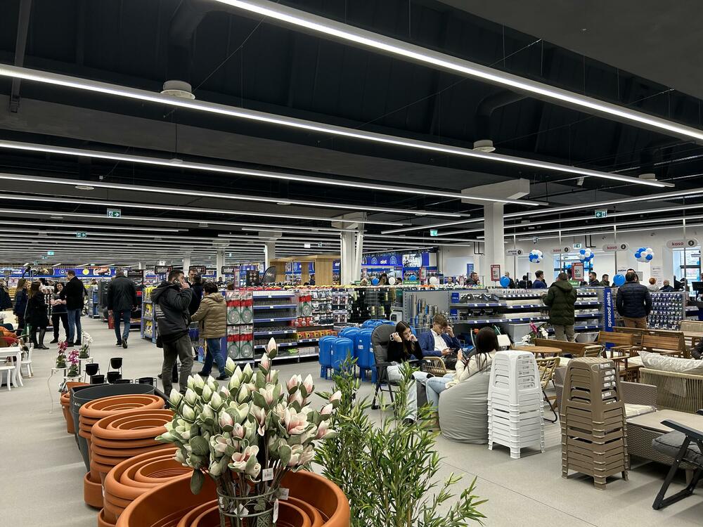 <p><em>Novi Sad, 15. decembar &ndash; Kompanija Okov nastavlja uspješnu regionalnu ekspanziju. Građani Novog Sada sa oduševljenjem su dočekali otvaranje Okov prodajnog centra, trećeg na tržištu Srbije na kom ova kompanija sa uspjehom posluje od 2019. godine.</em></p>