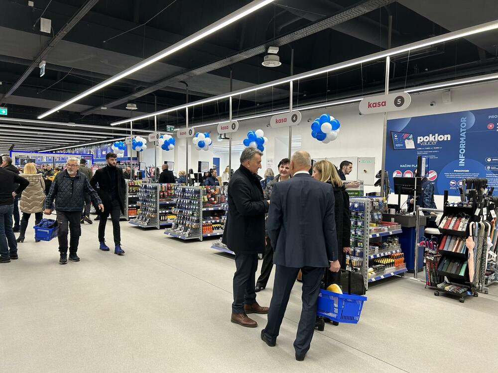 <p><em>Novi Sad, 15. decembar &ndash; Kompanija Okov nastavlja uspješnu regionalnu ekspanziju. Građani Novog Sada sa oduševljenjem su dočekali otvaranje Okov prodajnog centra, trećeg na tržištu Srbije na kom ova kompanija sa uspjehom posluje od 2019. godine.</em></p>