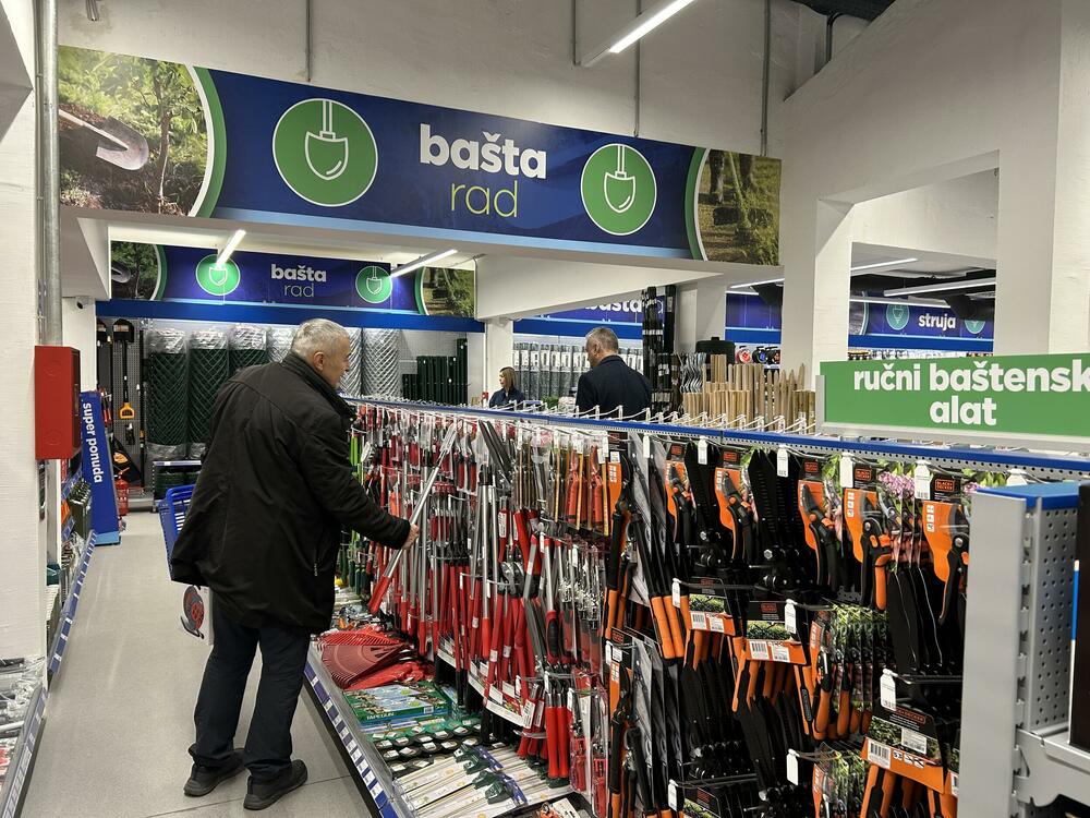 <p><em>Novi Sad, 15. decembar &ndash; Kompanija Okov nastavlja uspješnu regionalnu ekspanziju. Građani Novog Sada sa oduševljenjem su dočekali otvaranje Okov prodajnog centra, trećeg na tržištu Srbije na kom ova kompanija sa uspjehom posluje od 2019. godine.</em></p>