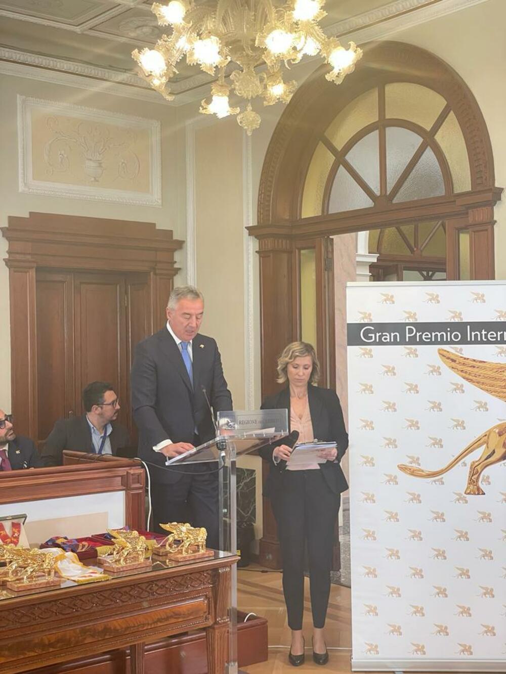 <p>Đukanović je rekao da nagrada nije priznanje samo njemu, već "svim našim građanima koji su doprinijeli da savremena Crna Gora bude zemlja prepoznatljive multikulturalnosti i međuvjerskog i međunacionalnog sklada, uspješna evropska priča na Balkanu kako su je do nedavno nazivali međunarodni zvaničnici, kredibilna članica NATO i lider u procesu evropske integracije"</p>