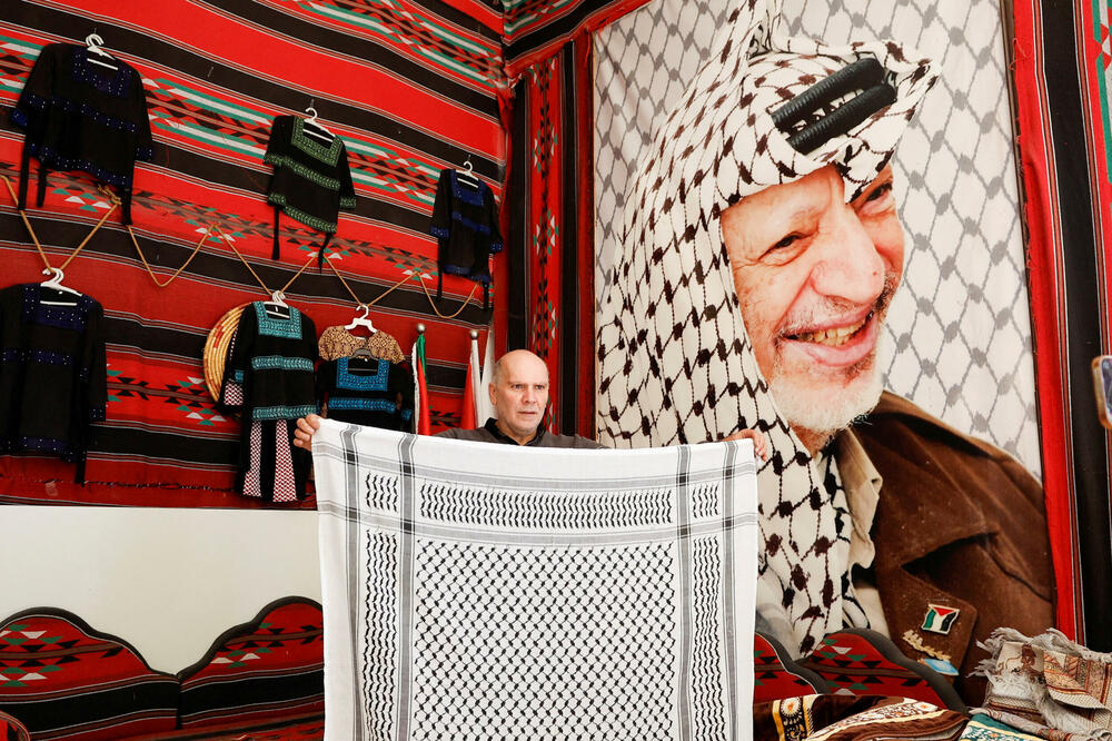 Palestinac pokazuje kefiju u fabrici tekstila u Hebronu na okupiranoj Zapadnoj obali u januaru 2023., Foto: Rojters