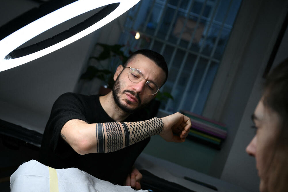 Rami al Ašek je istetovirao šaru kefije na ruci