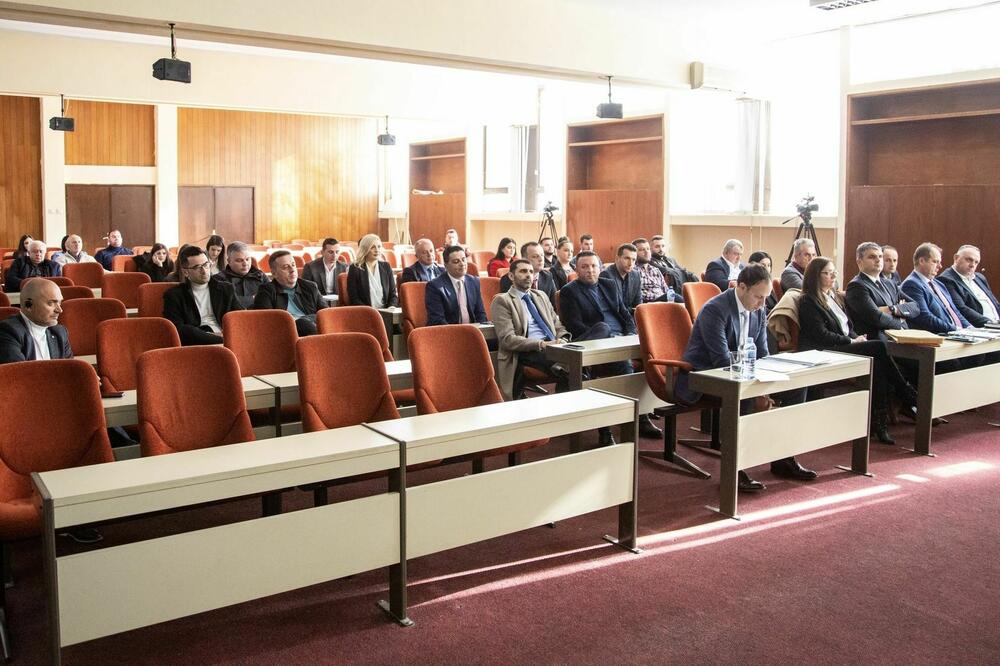 Je li dovoljno odbornika u klupama: detalj sa sjednice SO Ulcinj, Foto: ul-gov.me