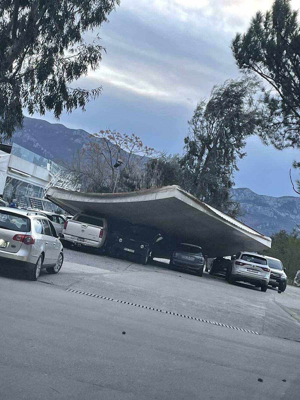 <p>Nekoliko automobila oštećeno nakon što je vjetar odnio krovnu konstrukciju sa obližnjeg objekta</p>