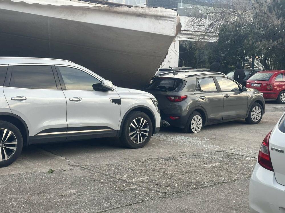 <p>Nekoliko automobila oštećeno nakon što je vjetar odnio krovnu konstrukciju sa obližnjeg objekta</p>