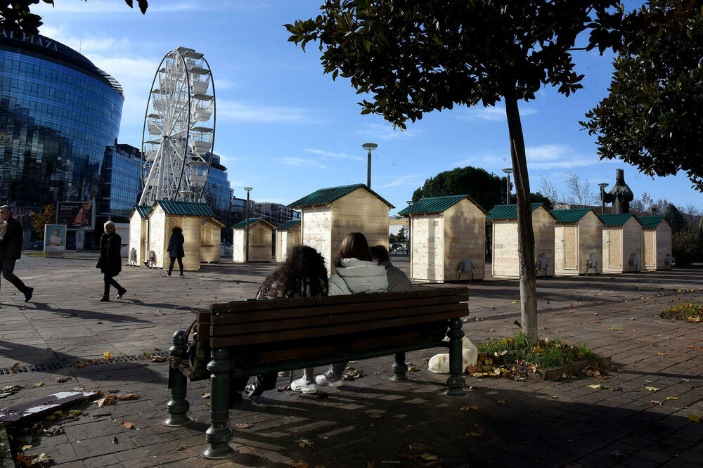 Kućice na Trgu Svetog Petra Cetinjskog postavljene, ali zakupci još nisu počeli da rade, Foto: Luka Zekovic