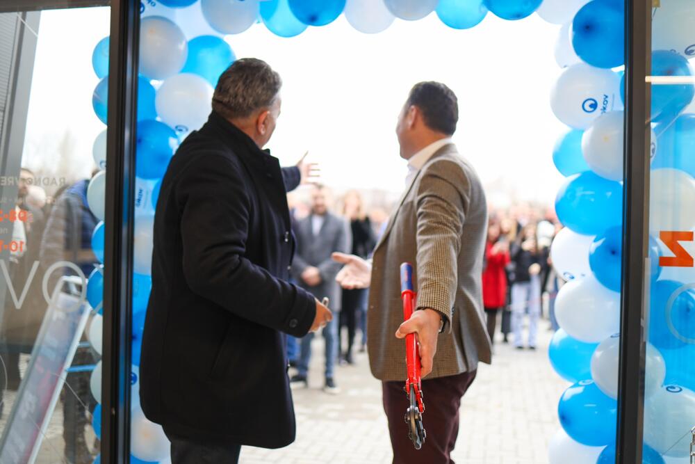 <p><em>Novi Sad, 15. decembar – Kompanija Okov nastavlja uspješnu regionalnu ekspanziju. Građani Novog Sada sa oduševljenjem su dočekali otvaranje Okov prodajnog centra, trećeg na tržištu Srbije na kom ova kompanija sa uspjehom posluje od 2019. godine.</em></p>