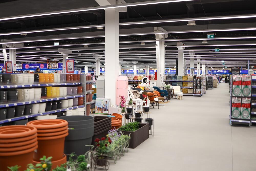 <p><em>Novi Sad, 15. decembar – Kompanija Okov nastavlja uspješnu regionalnu ekspanziju. Građani Novog Sada sa oduševljenjem su dočekali otvaranje Okov prodajnog centra, trećeg na tržištu Srbije na kom ova kompanija sa uspjehom posluje od 2019. godine.</em></p>