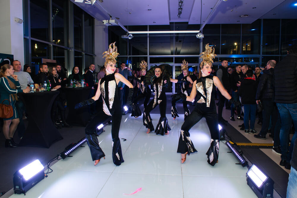 <p>“Dobro došli i hvala što ste nam se večeras pridružili na BMW avanturi! Želimo da večeras unesemo blještavi sjaj i veselje i probudimo u vama radost druženja i uživanja”, riječi su kojima je generalni menadžer Voli Motorsa, Vladan Spasojević poželio dobrodošlicu gostima na večeri koja je okupila zaljubljenike u BMW brend.</p>