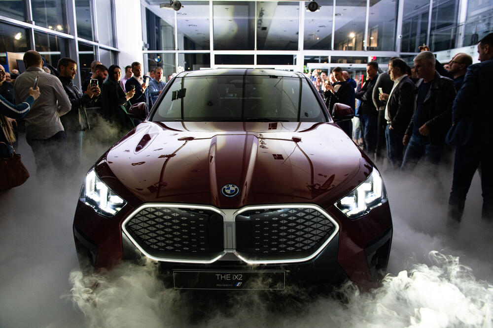 <p>“Dobro došli i hvala što ste nam se večeras pridružili na BMW avanturi! Želimo da večeras unesemo blještavi sjaj i veselje i probudimo u vama radost druženja i uživanja”, riječi su kojima je generalni menadžer Voli Motorsa, Vladan Spasojević poželio dobrodošlicu gostima na večeri koja je okupila zaljubljenike u BMW brend.</p>