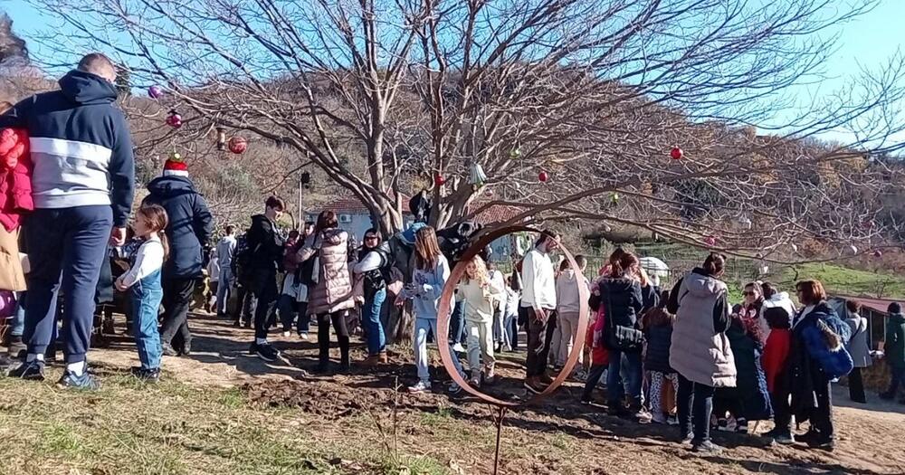 <p>Posjetioci su imali priliku da uživaju u raznovrsnim domaćim sokovima, rakiji, kuvanom vinu, kafi, čajevima, priganicama, domaćem džemu</p>