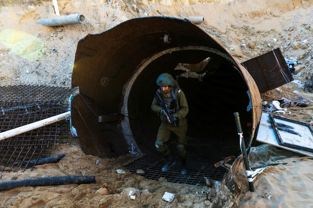Izraelski vojnik na ulazu jednog od tunela koje koristi Hamas u Gazi