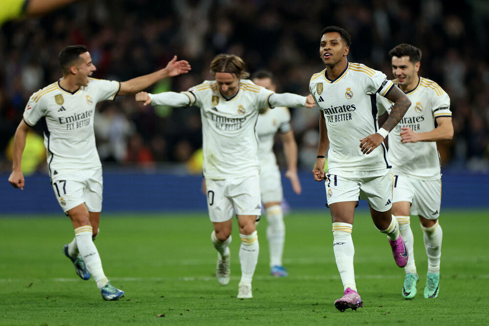 Modrić sa saigračima proslavlja gol, Foto: Reuters