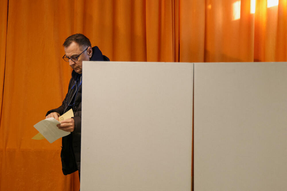 Sa jednog od birališta u Beogradu, Foto: Reuters