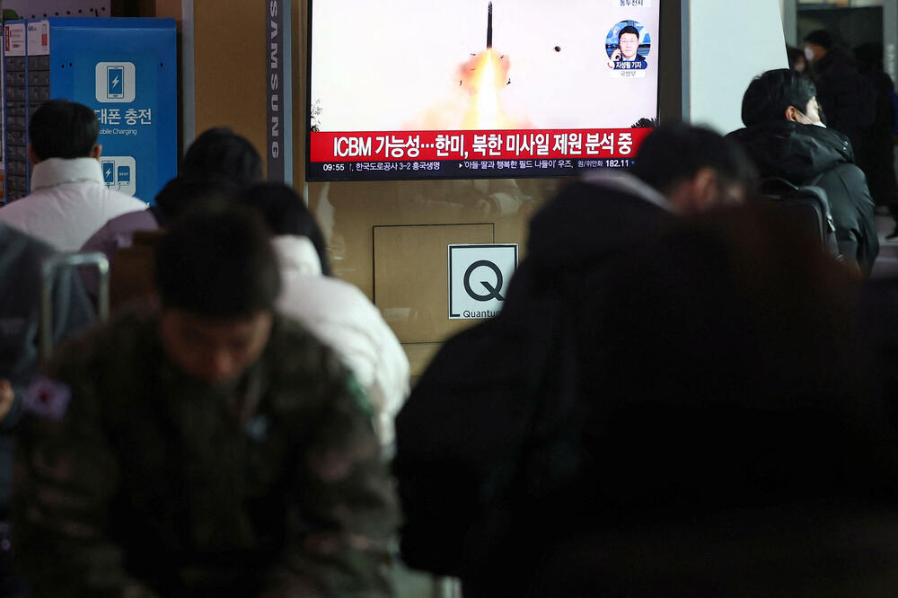 Okupljeni na televiziji gledaju ispaljivanje balističkih raketa, Foto: REUTERS