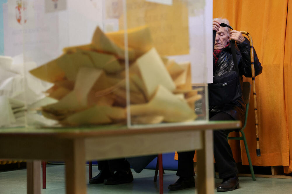 Sa jednog glasačkog mjesta u Beogradu, Foto: Reuters