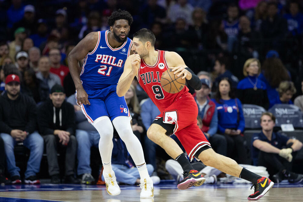 Vučević u duelu sa Embidom tokom sinoćnjeg meča, Foto: Reuters
