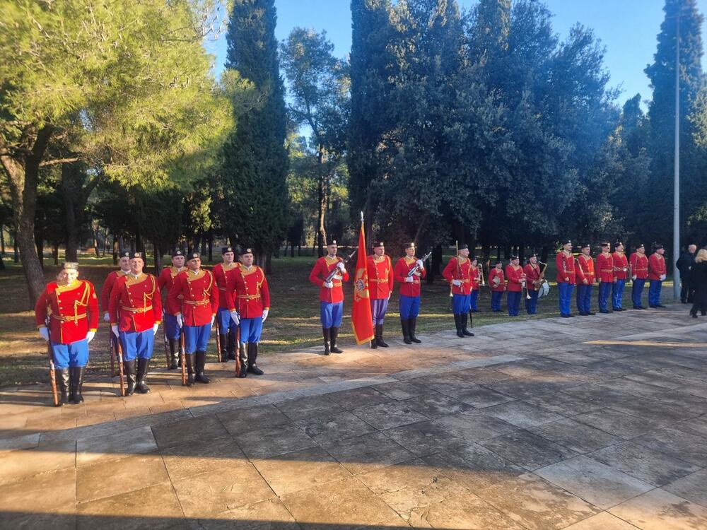 <p>Na današnji dan, 19. decembra 1944. godine, Podgorica je oslobođena od okupatora. Glavni grad Crne Gore je za vrijeme Drugog svjetskog rata pretrpio brojna razaranja i bio bombardovana više od 70 puta</p>