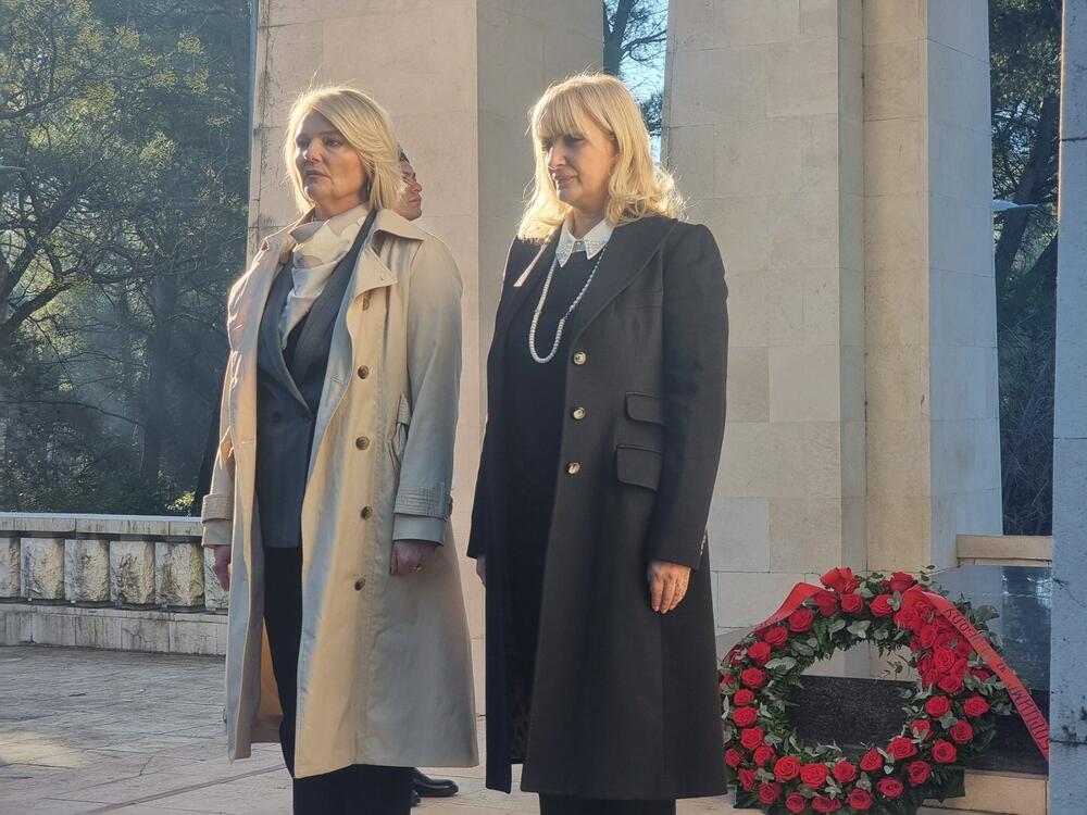 <p>Na današnji dan, 19. decembra 1944. godine, Podgorica je oslobođena od okupatora. Glavni grad Crne Gore je za vrijeme Drugog svjetskog rata pretrpio brojna razaranja i bio bombardovana više od 70 puta</p>