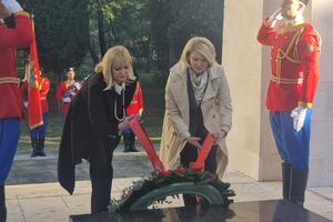 Podgorica: Položeni vijenci na Spomenik Partizanu borcu, ispred...