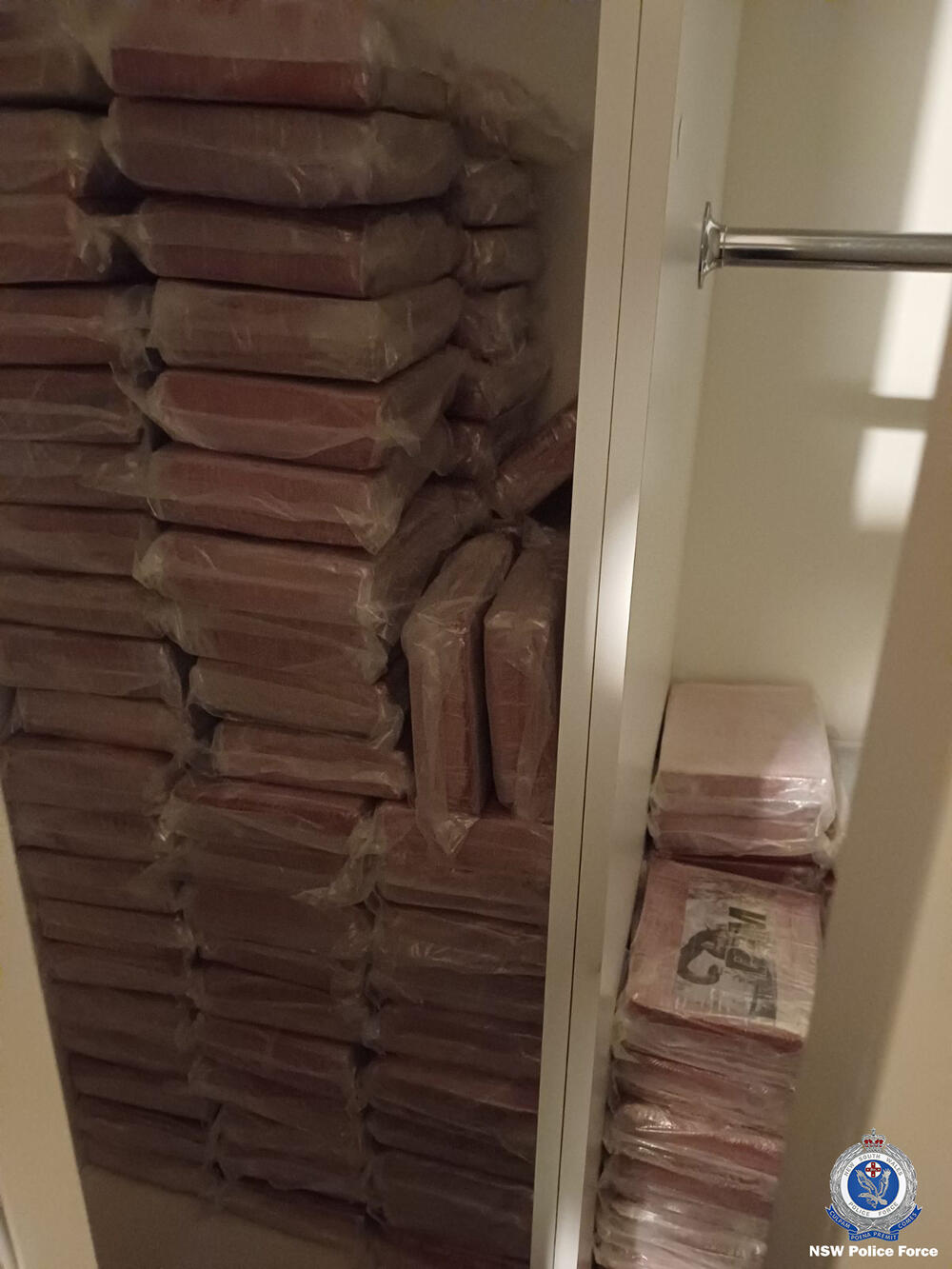 <p>Nakon što je identifikovala 24-godišnjaka za kojeg tvrde da su četvorica muškaraca namjeravali da opljačkaju i kidnapuju, policija je izvršila nalog za pretres njegovog stana i pronašla 722 kilograma kokaina</p>