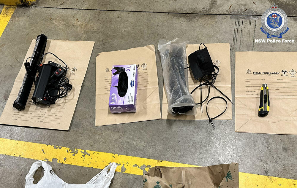 <p>Nakon što je identifikovala 24-godišnjaka za kojeg tvrde da su četvorica muškaraca namjeravali da opljačkaju i kidnapuju, policija je izvršila nalog za pretres njegovog stana i pronašla 722 kilograma kokaina</p>