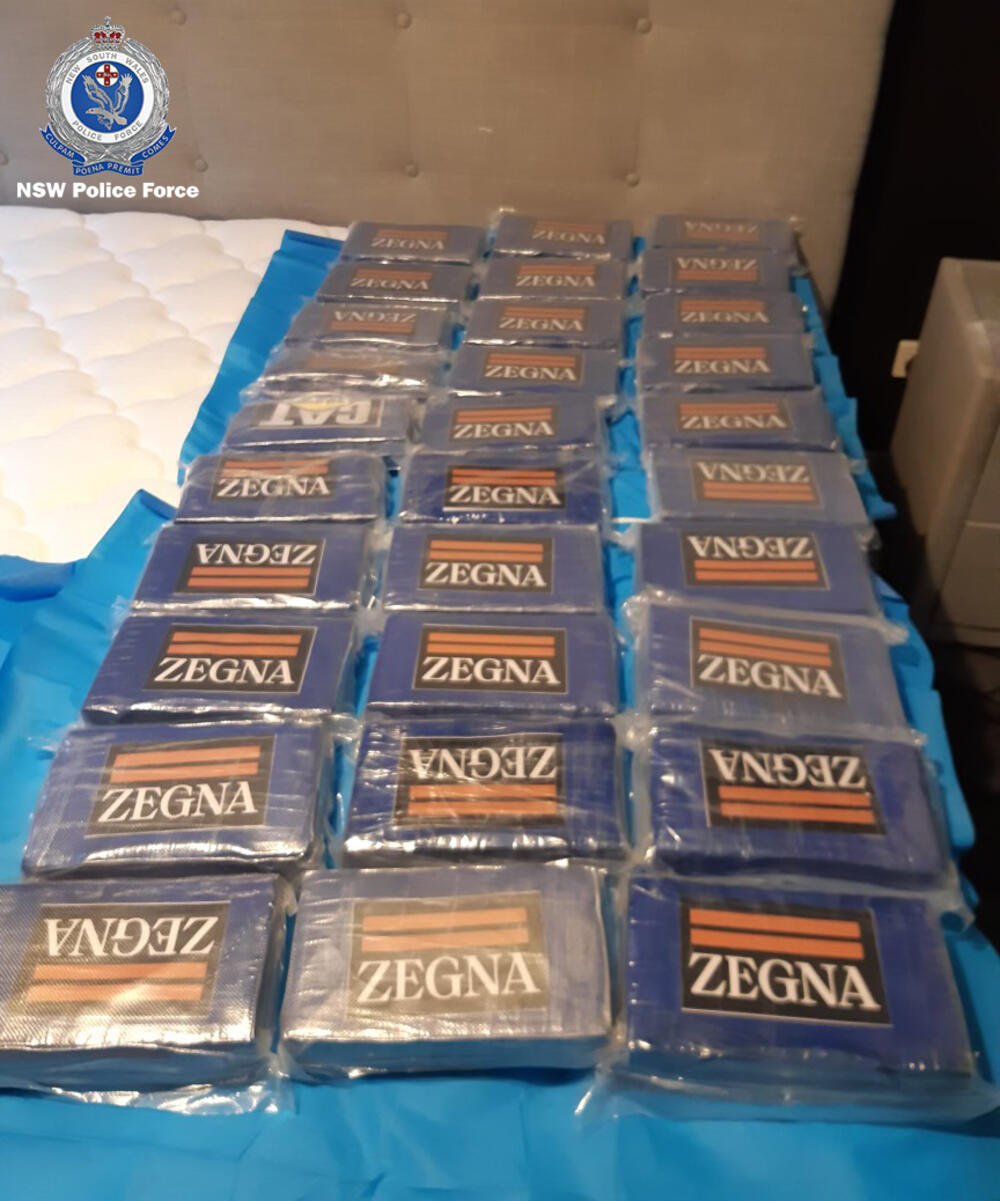 <p>Nakon što je identifikovala 24-godišnjaka za kojeg tvrde da su četvorica muškaraca namjeravali da opljačkaju i kidnapuju, policija je izvršila nalog za pretres njegovog stana i pronašla 722 kilograma kokaina</p>