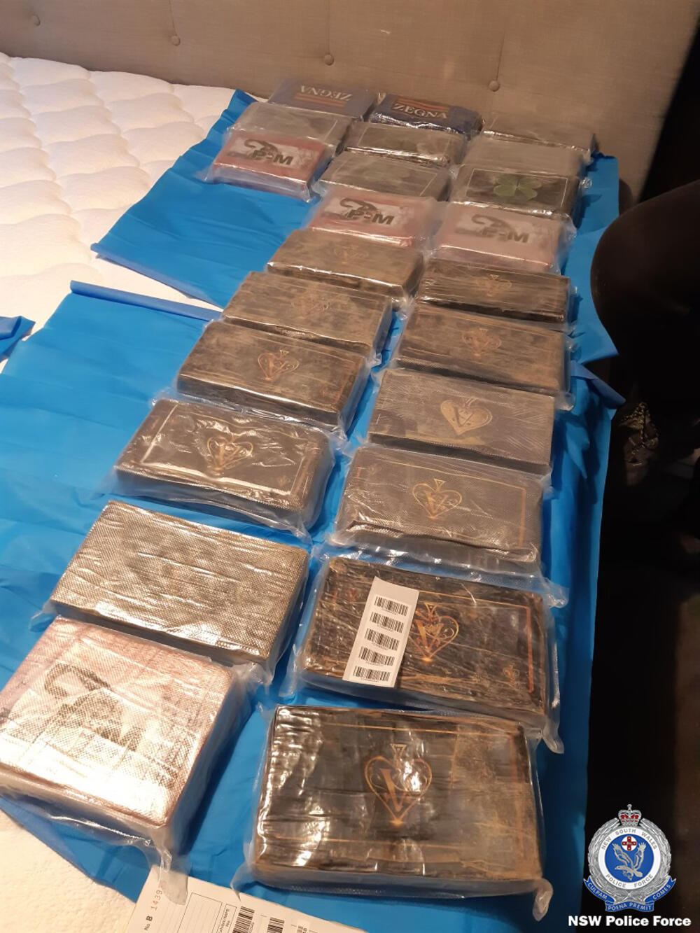 <p>Nakon što je identifikovala 24-godišnjaka za kojeg tvrde da su četvorica muškaraca namjeravali da opljačkaju i kidnapuju, policija je izvršila nalog za pretres njegovog stana i pronašla 722 kilograma kokaina</p>