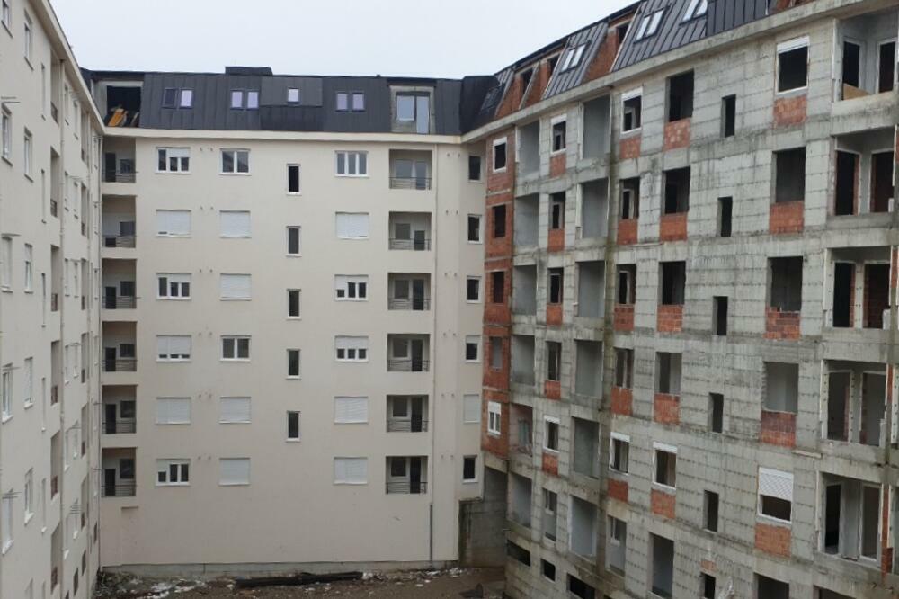 Pogled na objekat “PS Gradnja” iz legalne zgrade, na koju se sporne lamele naslanjaju, Foto: Privatna arhiva