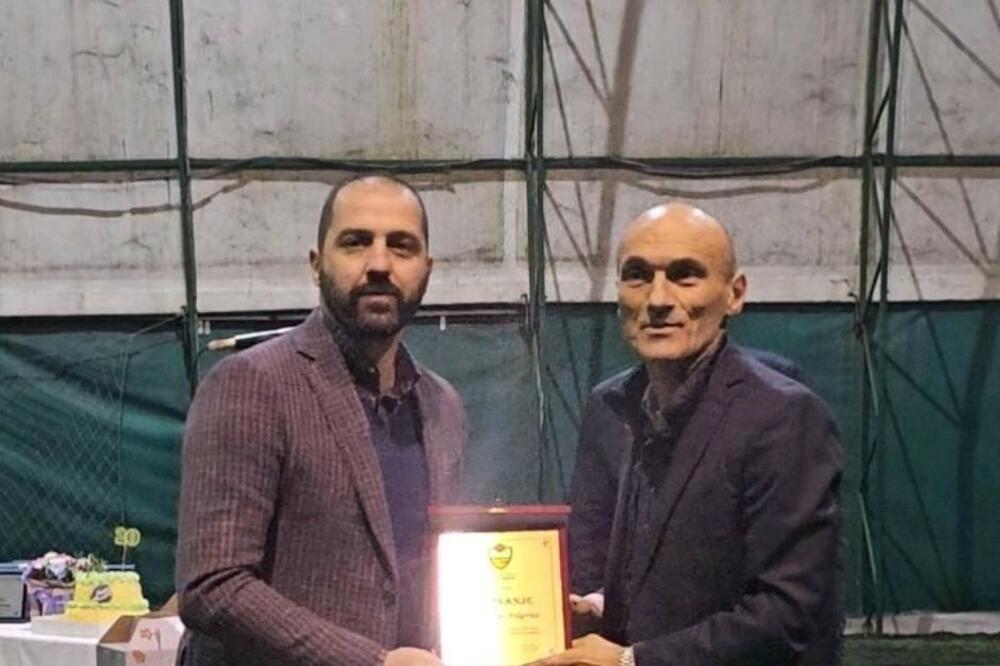 Risto Lakić ispred UK FSCG Centar uručuje plaketu Zoranu Mijoviću, Foto: FK Karioke