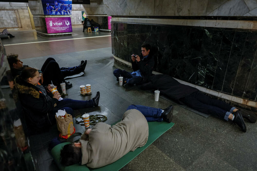 Ljudi u stanici metroa u Kijevu, tokom ruskog napada na taj grad, Foto: Reuters