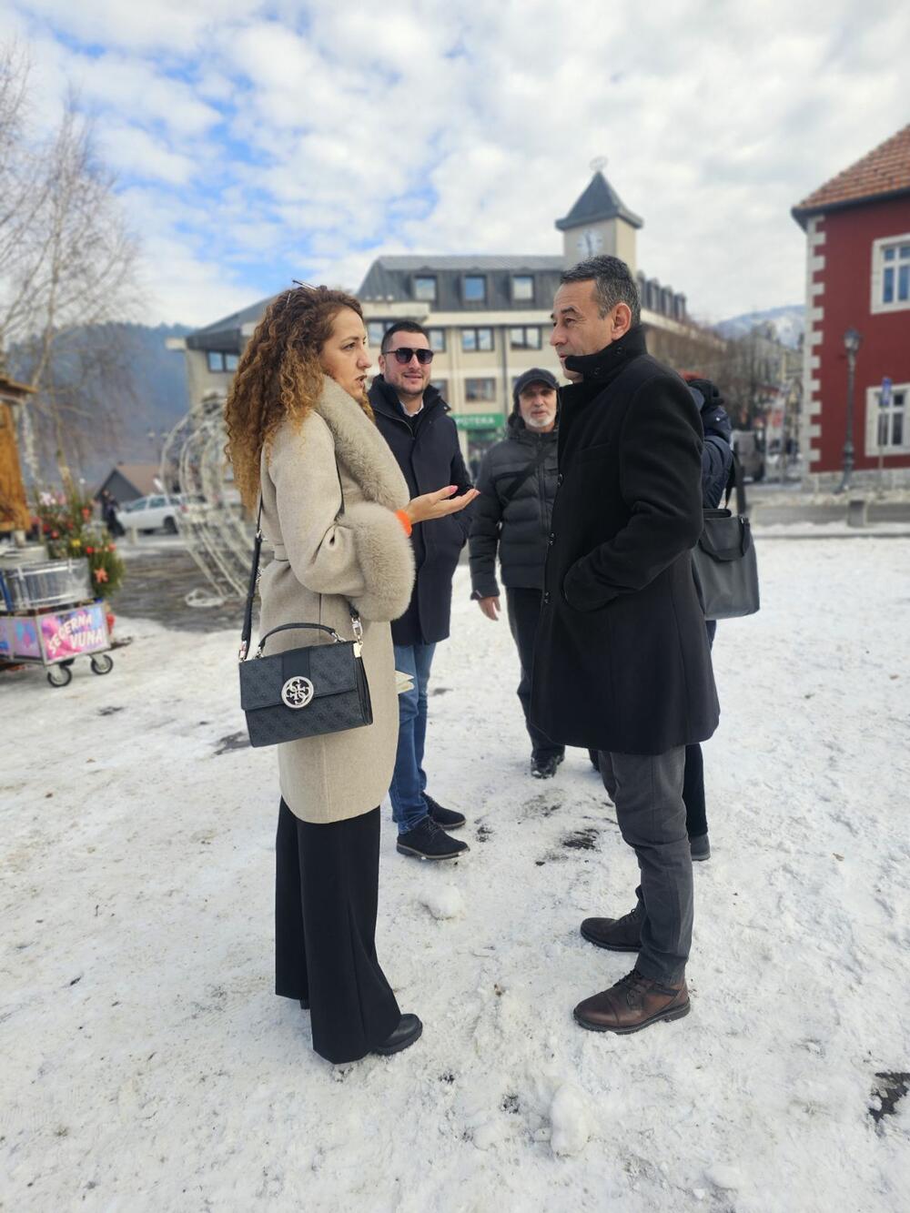 <p>Tokom trajanja Bazara biće organizovan i muzički program, pa će u autentičnom ambijentu na Trgu boraca, nastupiti Dva i po šešira, Aleksandar Došljak, Shendon bend, Bjelopoljski tamburaši</p>