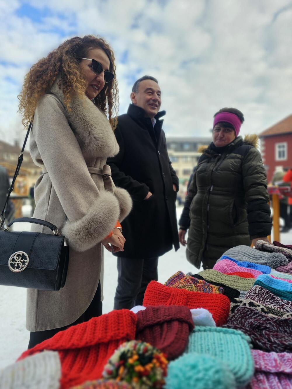 <p>Tokom trajanja Bazara biće organizovan i muzički program, pa će u autentičnom ambijentu na Trgu boraca, nastupiti Dva i po šešira, Aleksandar Došljak, Shendon bend, Bjelopoljski tamburaši</p>