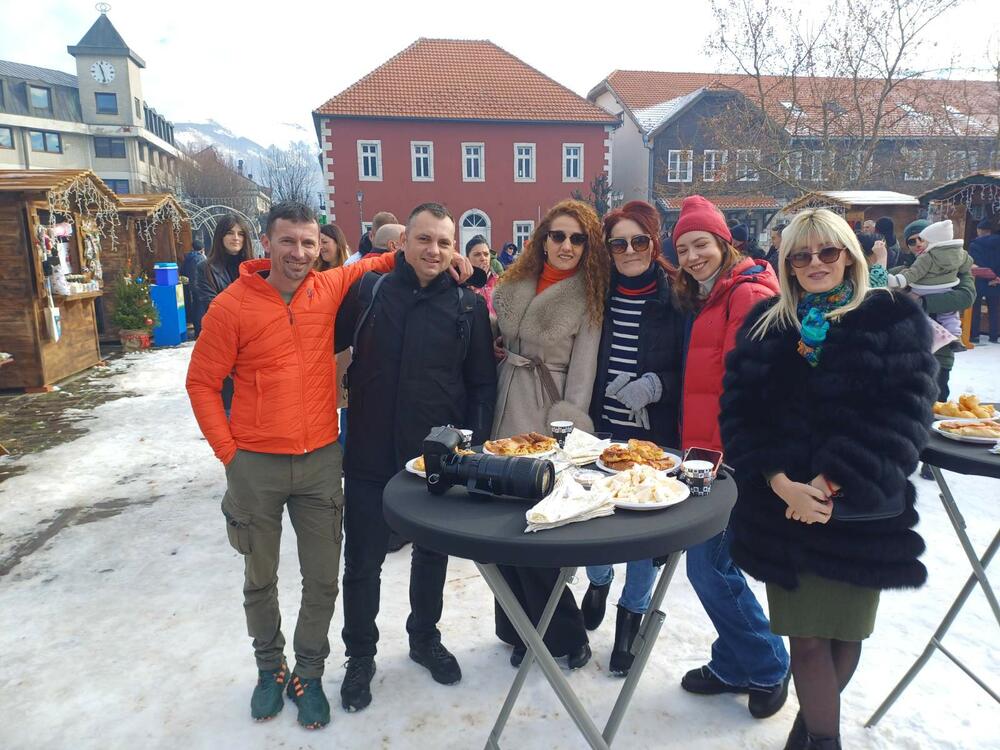 <p>Tokom trajanja Bazara biće organizovan i muzički program, pa će u autentičnom ambijentu na Trgu boraca, nastupiti Dva i po šešira, Aleksandar Došljak, Shendon bend, Bjelopoljski tamburaši</p>