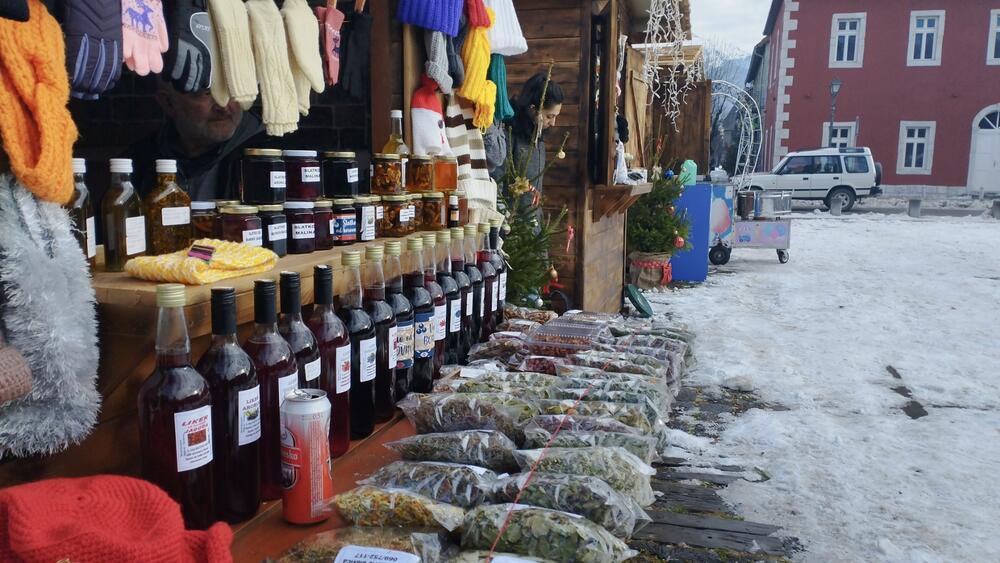 <p>Tokom trajanja Bazara biće organizovan i muzički program, pa će u autentičnom ambijentu na Trgu boraca, nastupiti Dva i po šešira, Aleksandar Došljak, Shendon bend, Bjelopoljski tamburaši</p>