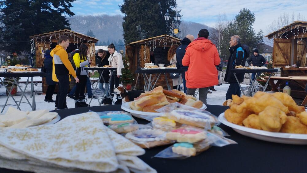 <p>Tokom trajanja Bazara biće organizovan i muzički program, pa će u autentičnom ambijentu na Trgu boraca, nastupiti Dva i po šešira, Aleksandar Došljak, Shendon bend, Bjelopoljski tamburaši</p>