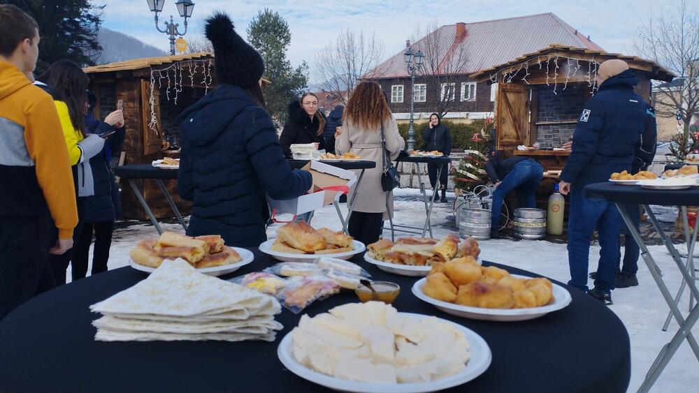 <p>Tokom trajanja Bazara biće organizovan i muzički program, pa će u autentičnom ambijentu na Trgu boraca, nastupiti Dva i po šešira, Aleksandar Došljak, Shendon bend, Bjelopoljski tamburaši</p>