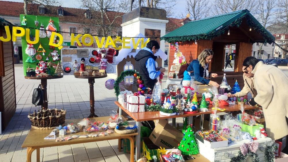 <p>Novogodišnji i božićni bazar, koji će trajati do 20. januara, otvorio je predsjednik Opštine Nikšić Marko Kovačević</p>