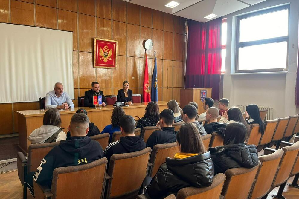 Vukovič sa članovima Školskog parlamenta JU Srednja ekonomsko - ugostiteljska škola, Foto: SO Nikšić