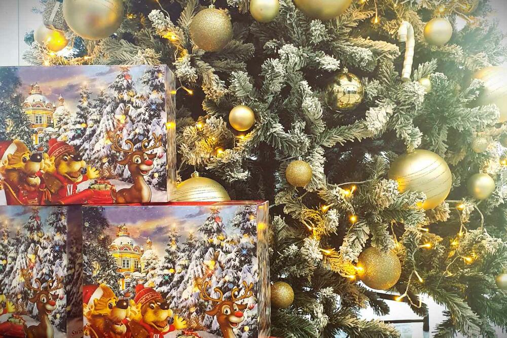 Opština Tivat obezbijedila novogodišnje pakete, Foto: Siniša Luković