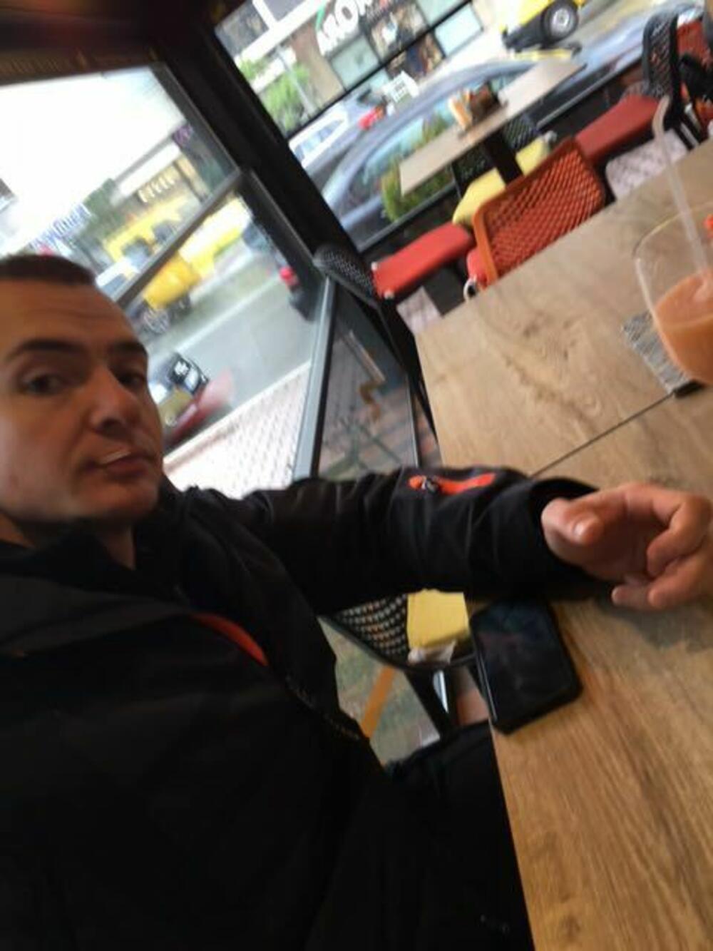 Jedna od fotografija Petra Lazovića na Skaj aplikaciji