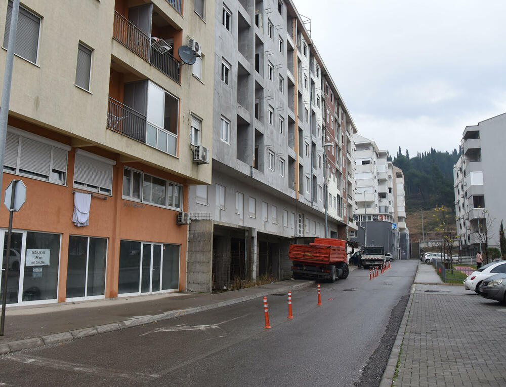 <p>Vlasnici stanova su sinoć vozilima blokirali saobraćajnicu do prilaza spornoj zgradi.</p>