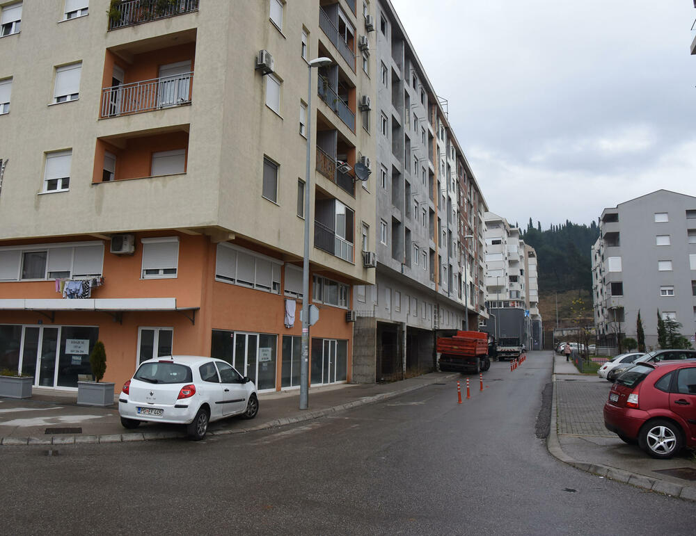 <p>Vlasnici stanova su sinoć vozilima blokirali saobraćajnicu do prilaza spornoj zgradi.</p>