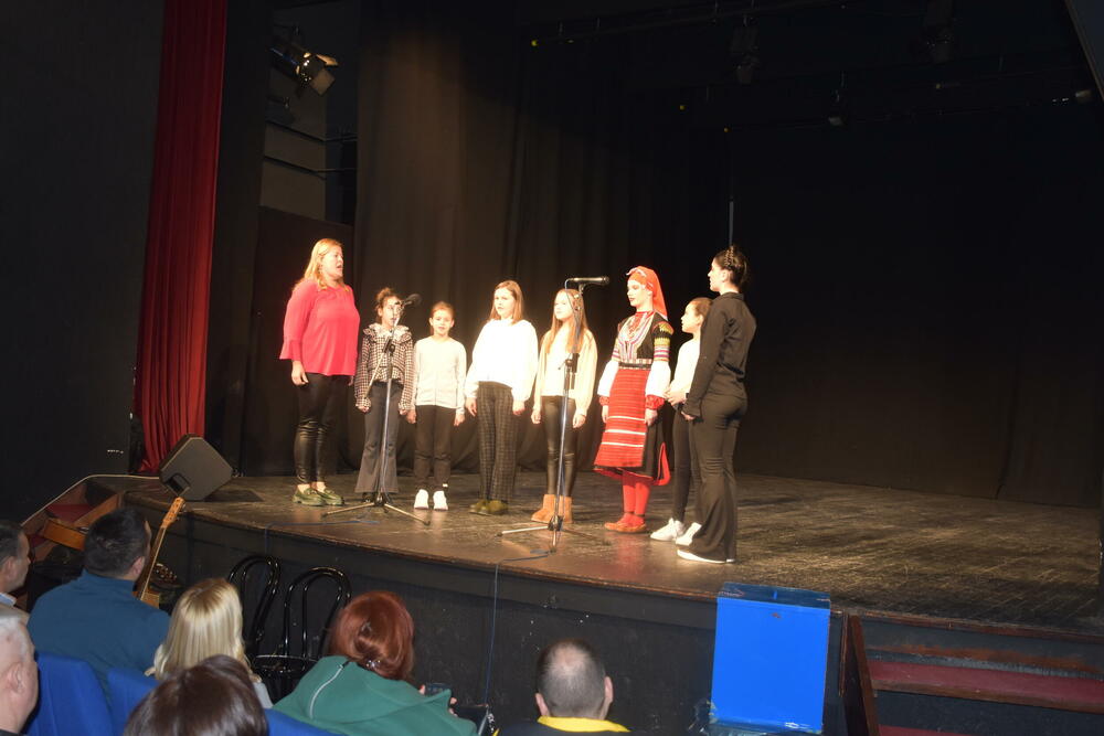 <p>Dobrotvorni koncert organizaovan uz podršku Centra za kulturu, dio je dobrotvorne akcije pokrenute od Savjeta roditelja OŠ "Risto Manojlović"</p>